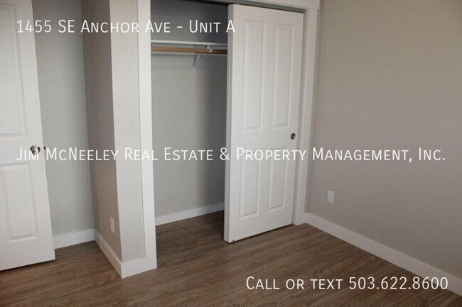 Building Photo - 3 Bed/ 2 Bath Duplex with One Car Garage