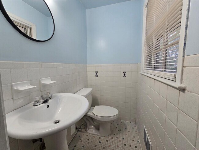 Building Photo - 2468 Dresden Dr NE