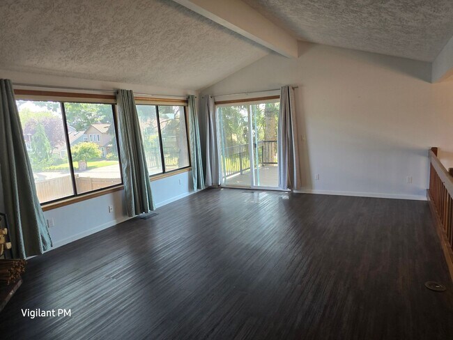 Building Photo - Amazing 3 bedroom home