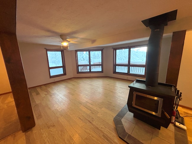 Building Photo - Bright 3-Bedroom Home in Town – Convenient Fairbanks Location