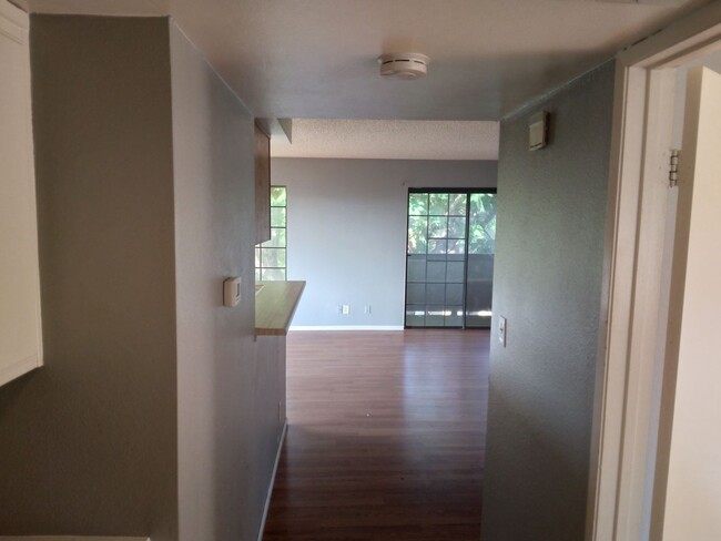 Building Photo - Spacious 1 Bedroom, 1 Bathroom Condominium...