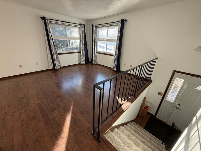 Building Photo - Spacious 3 bedroom home with a large Yard. Come see for yourself!