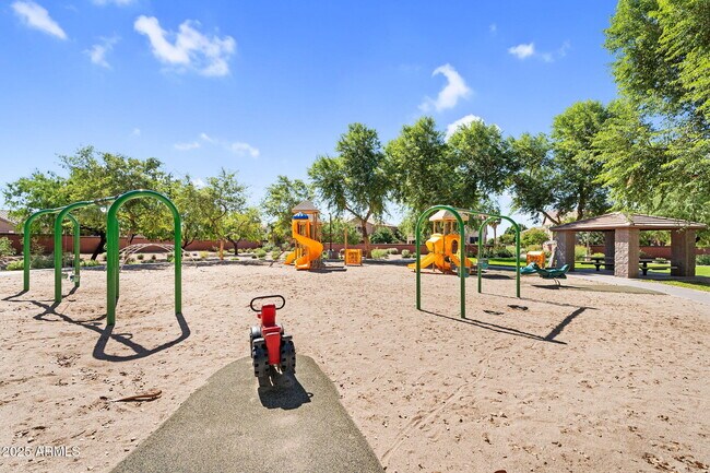 Building Photo - 10226 E Lakeview Ave