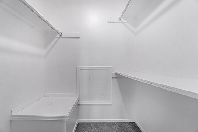 Building Photo - Newly Renovated Duplex! Rare!