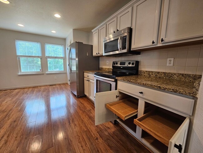 Building Photo - Super Beautiful Englewood 3 Bedroom Home A...