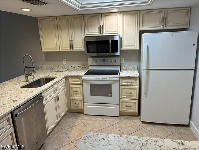 Building Photo - 2074 Pine Isle Ln