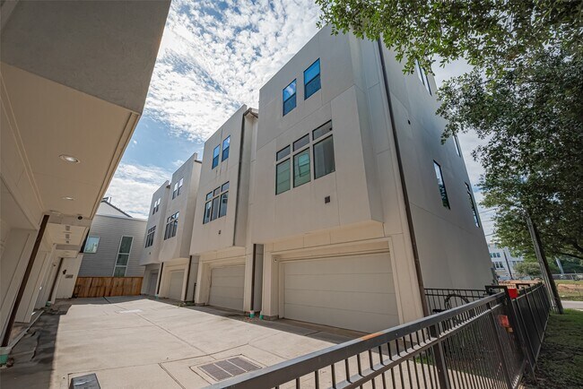 Building Photo - 1622 Ovid St