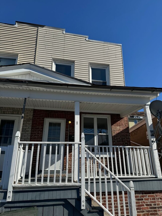 Building Photo - THREE BEDROOM End of ROW near Casino and L...