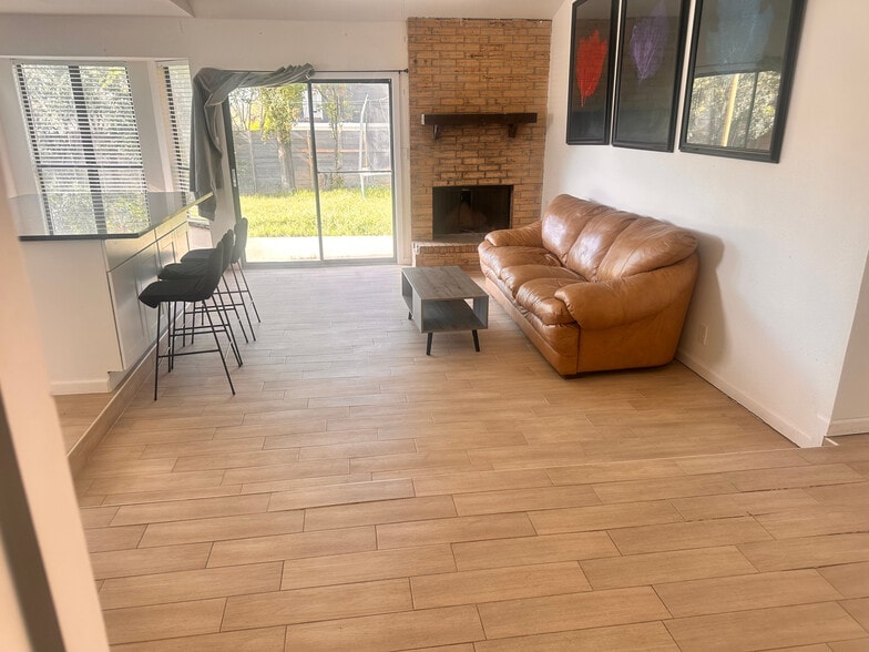 Building Photo - Room in House on Southwest Dr