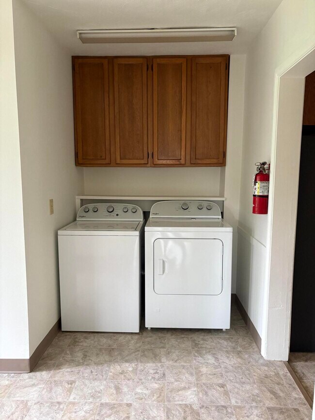 Building Photo - 201 Oak St