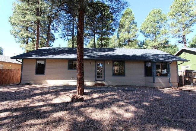 Building Photo - * LEASE PENDING Modern 3-Bedroom Home with Garage & Private Backyard | University Highlands short...