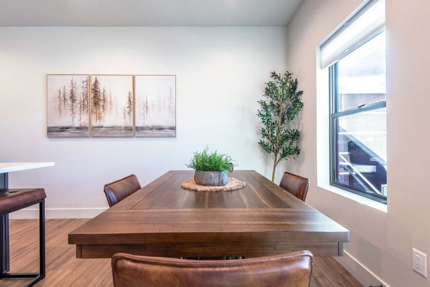 Building Photo - 690 Stone Peak Lp