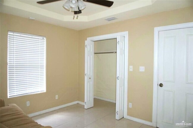 Building Photo - 531 Tulip Cir