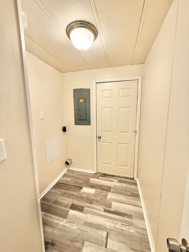 Building Photo - **3bed House-RENT READY- Minutes from the Dam Neck Base, Naval Station Oceana & Ocean Front**