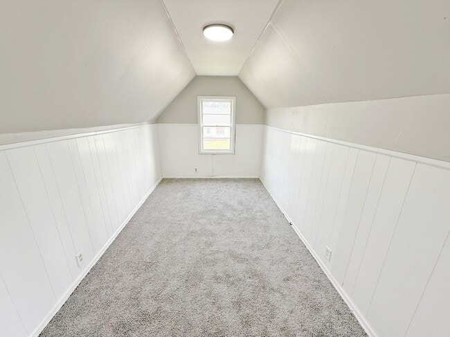 Building Photo - 3 BED 1 BATH BEAUTIFUL SINGLE FAMILY HOME ...