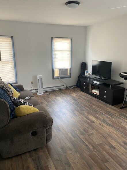 Building Photo - 162-201 E Front St