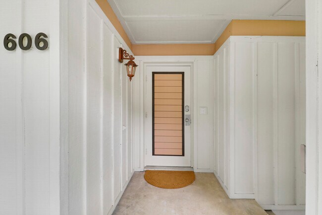 Building Photo - 606 Brackenwood Cove
