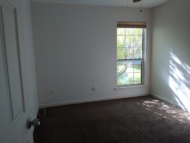 Building Photo - 525 Longwood Ln