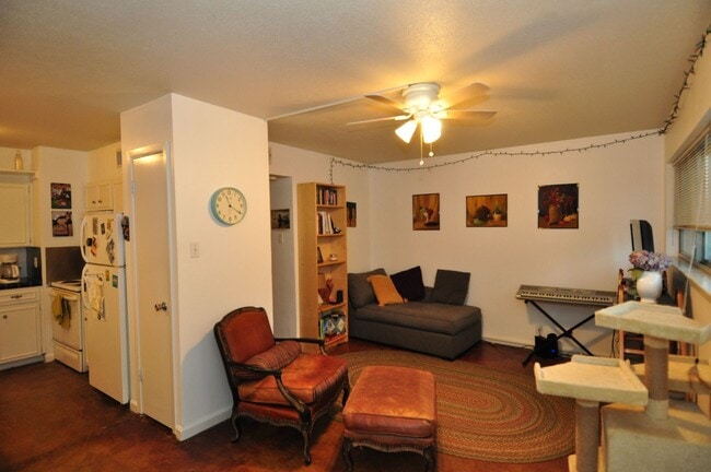 Building Photo - Wonderful 1 bedroom condo located at a wal...