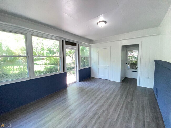 Building Photo - 5 James St