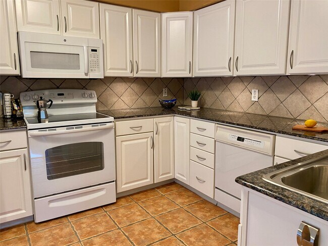 Building Photo - 2478 Bering Dr