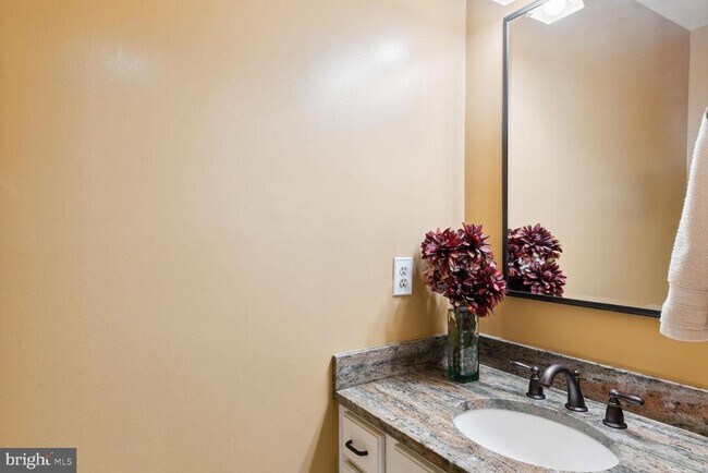 Building Photo - 6603 Forsythia St