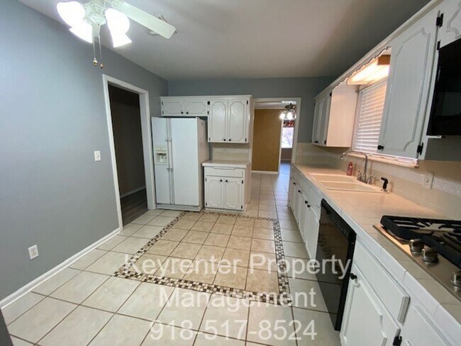 Building Photo - 3 Bed | 2 Full Bath | 31st & Memorial