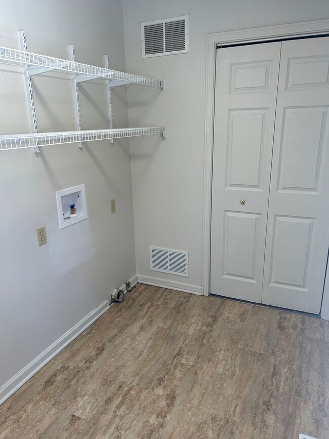 Building Photo - Chesterton Townhome: 2 bedroom 1.5 bath