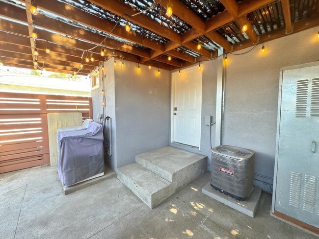 Building Photo - Atwater Village Bungalow Unit #1