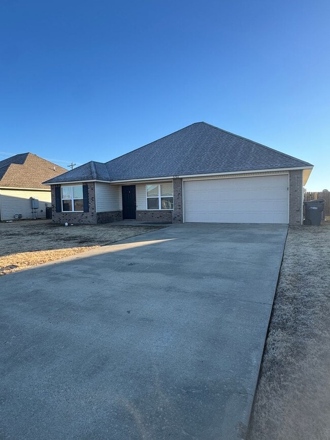 Building Photo - 4 bed / 2 bath Ready for move in.