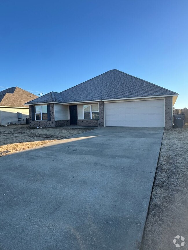 Building Photo - 4 bed / 2 bath Ready for move in.