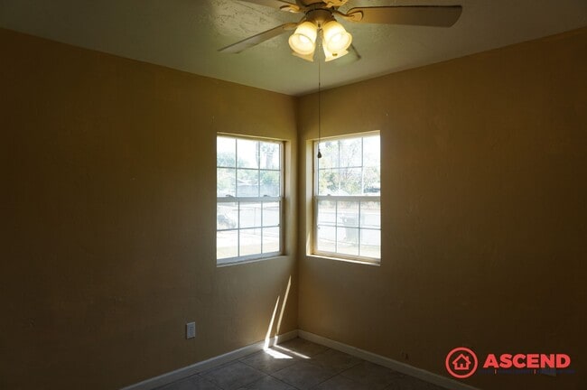 Building Photo - Charming 2 Bed / 1 Bath in 93305 – Pet-Friendly with Pest Control Included!