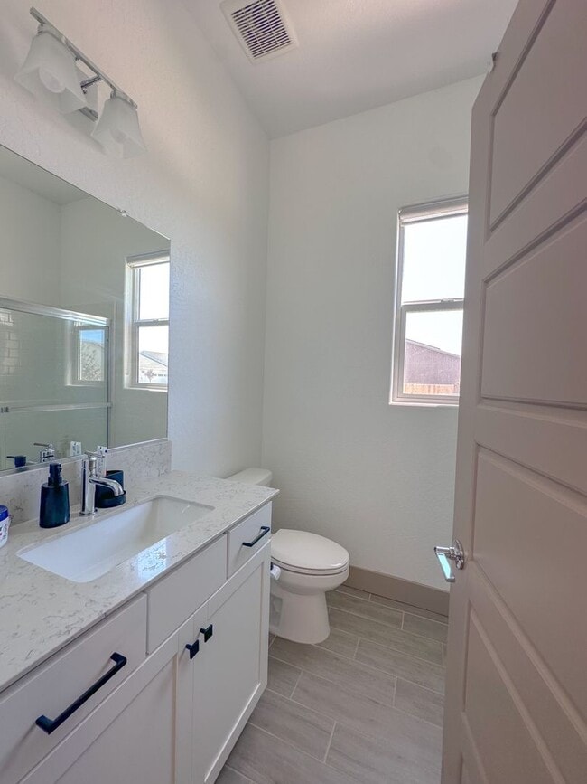 Building Photo - Move in Ready in Northwest Hanford
