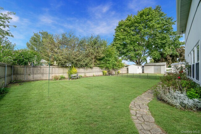 Building Photo - 100 E 7th St