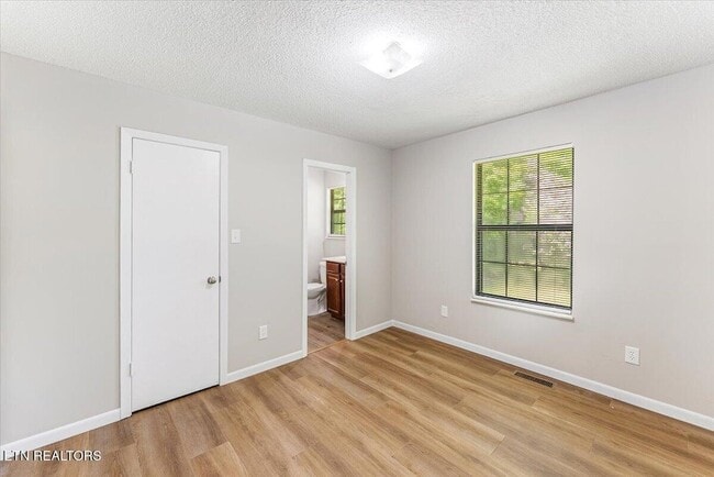 Building Photo - 5917 W Pine Ln