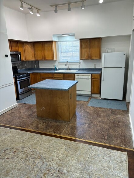 Kitchen - 147 Lestrade Pl