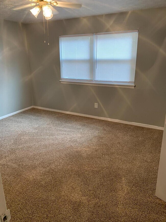 Building Photo - 384 Redding Rd