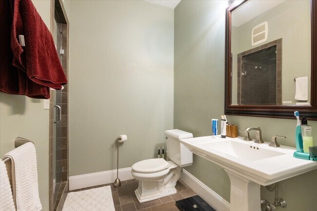 Building Photo - 2 Worthington St