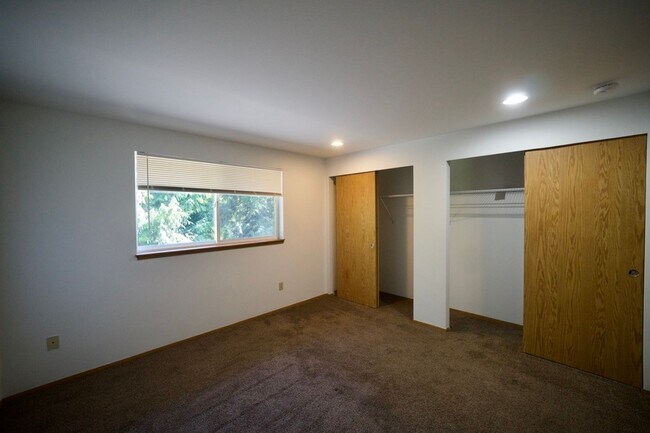 Building Photo - Spacious Townhome with Private Yard Near Lake Stevens!!
