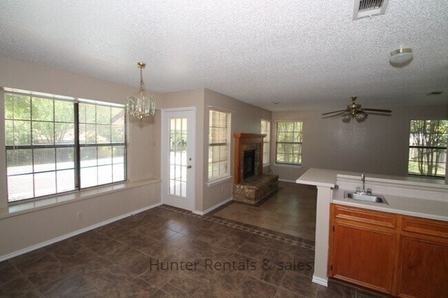 Building Photo - 300 Sioux Cir