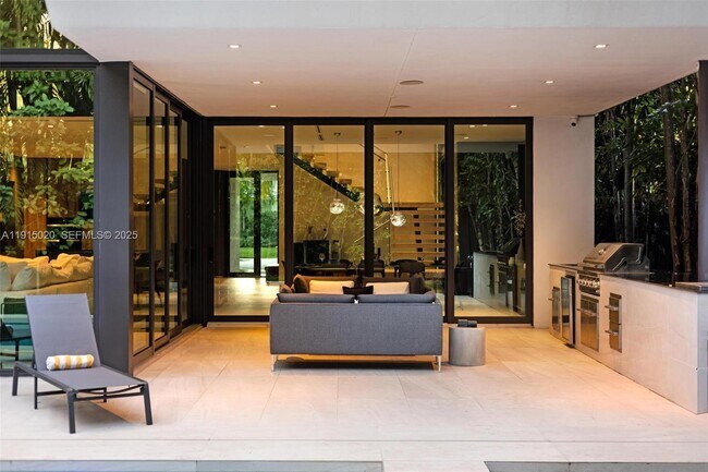 Building Photo - 77 SW 18th Terrace