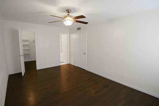 Building Photo - 5550 N Braeswood Blvd