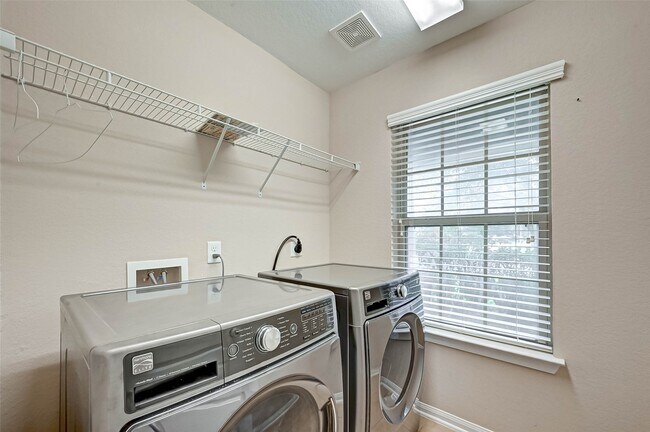 Building Photo - 6402 Black Bamboo Ln