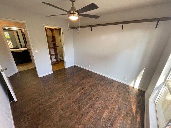 Building Photo - 2 Bed/ 1Bath Unfurnished Upgraded Ground Floor Southpointe Unit with a Yard + 2 Parking Spaces