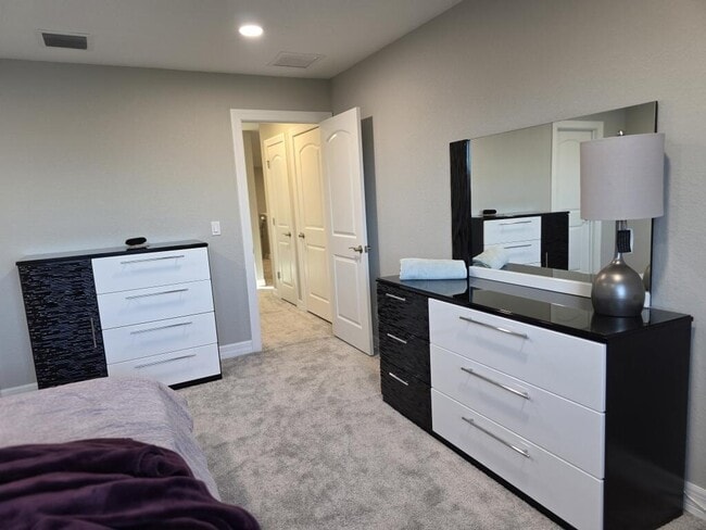 Building Photo - 527 SE Vallarta Dr