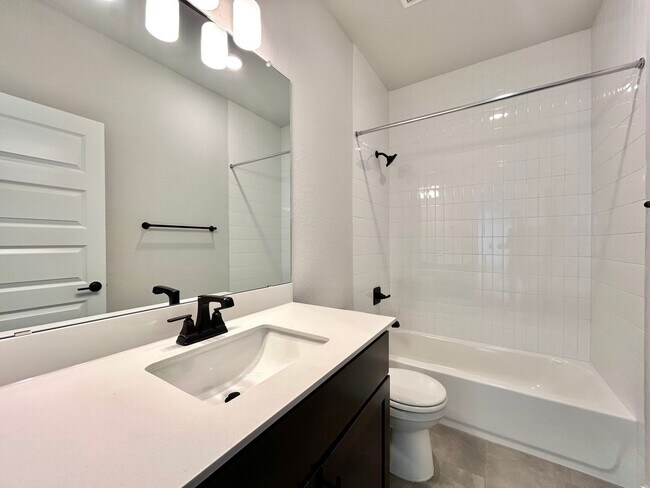 Building Photo - Modern 5/BR 4/BA with Stylish Finishes, Sp...