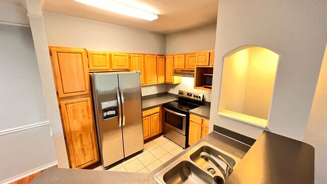 Building Photo - Two Bedroom in Metrowest AVAILABLE NOW!