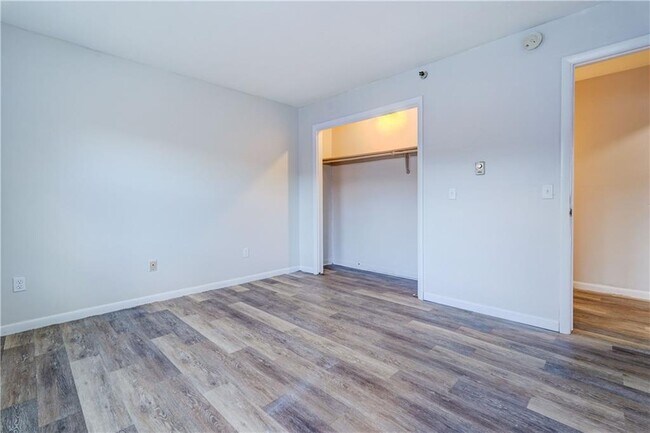 Building Photo - 404 Main St