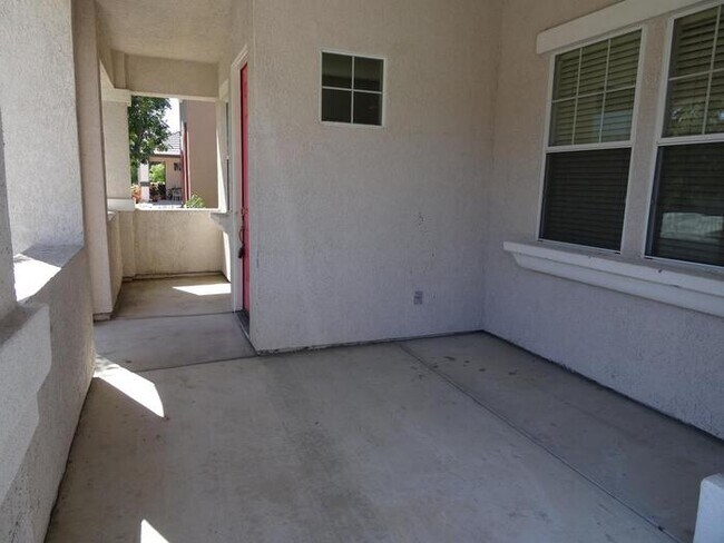 Building Photo - Charming 5 bedroom 2.5 bathroom home located in Natomas!