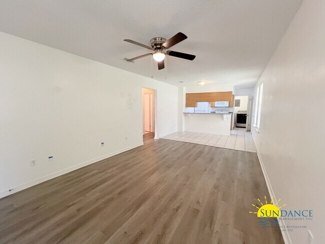 Building Photo - Inviting 2 Bedroom Duplex in Crestview!
